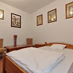 Borostyan 20 Vendeghaz *