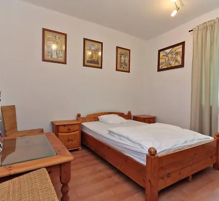 Borostyan 20 Vendeghaz